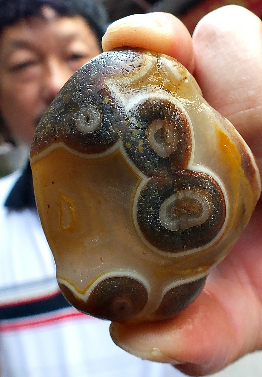 点我头像看直播# #和田玉# #陨石# 眼睛玛瑙的颜色和纹理是由矿物质