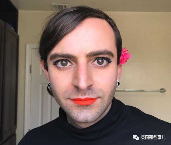 "妈妈,这个叔叔为什么穿裙子涂口红?好奇怪哦~"