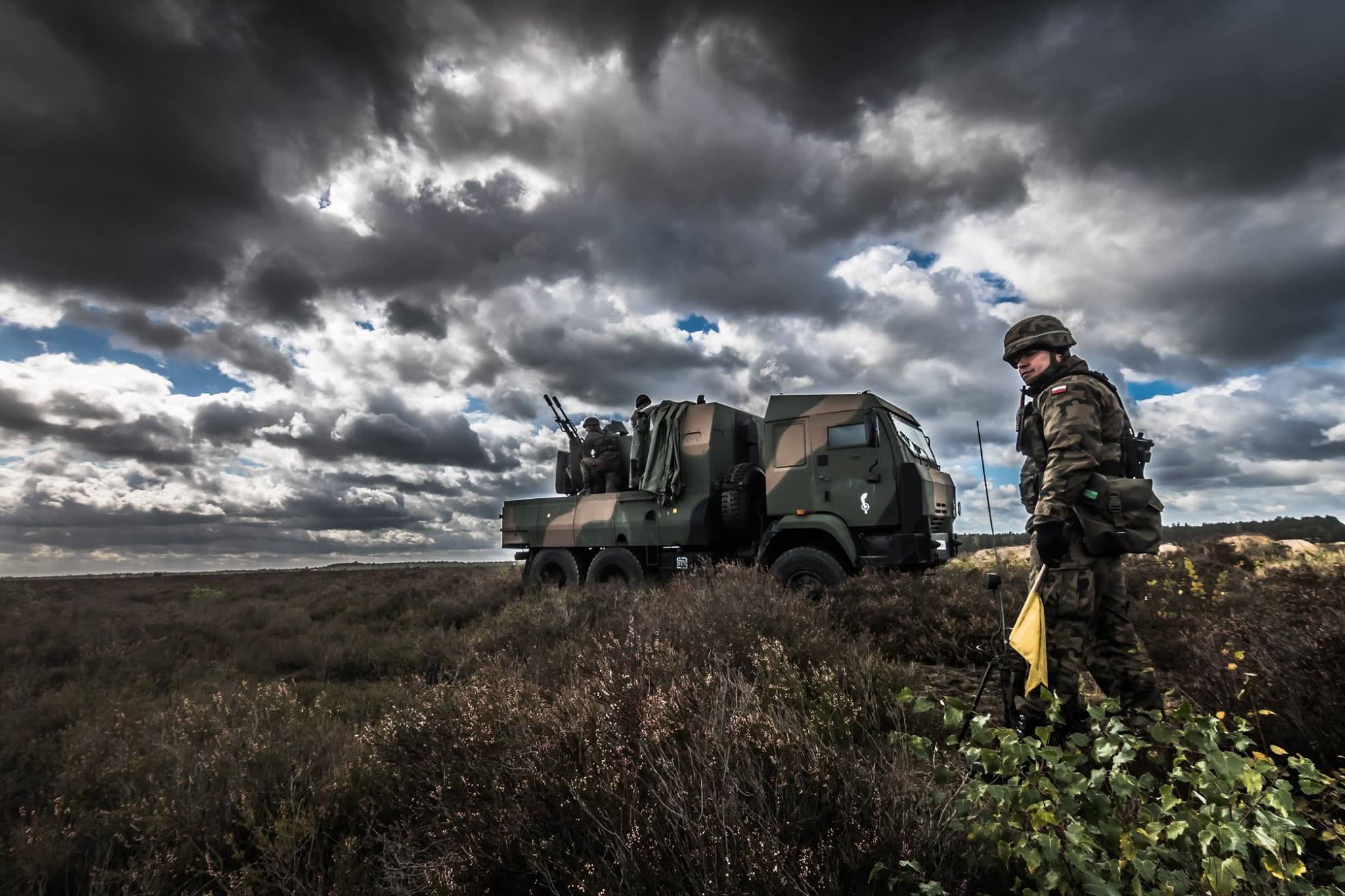 波兰陆军军事演习高清图组,镜头下的"豹2"主战坦克很有气势!
