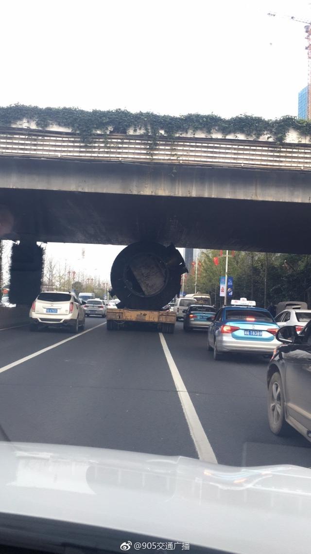 晚高峰請繞行!超高大貨車卡在三一大道馬欄山跨線橋下