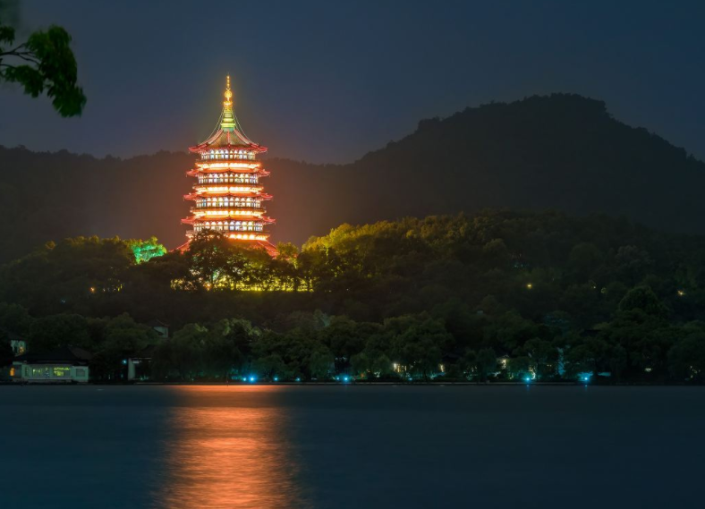 当初的镇妖塔,现在成了资料库,雷峰塔!夜晚,雷峰塔在西湖中最亮眼.