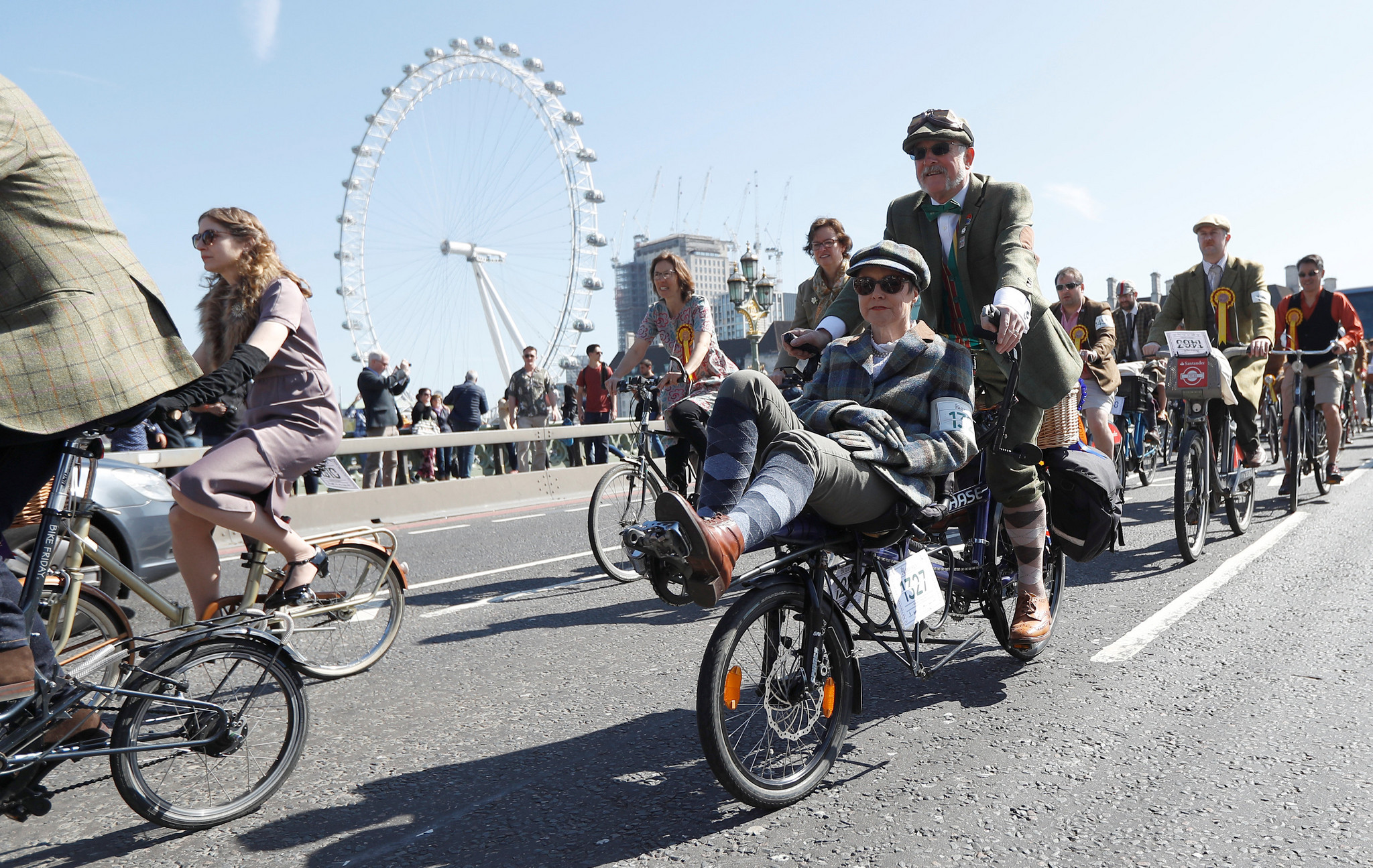 英国举行复古骑行 恍若穿越时空