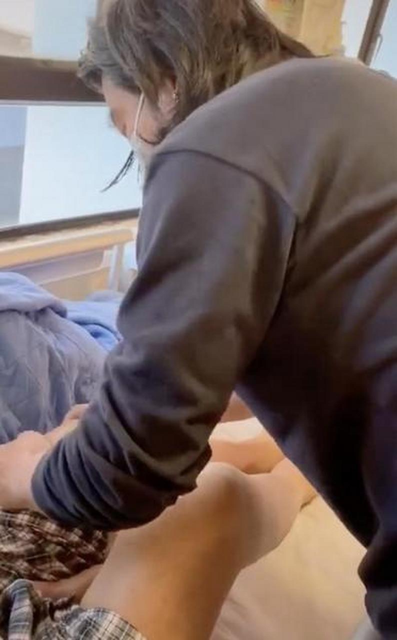 【56岁孙兴近况曝光,面容苍老,悉心照顾卧床父亲,感情事业路坎坷】在2