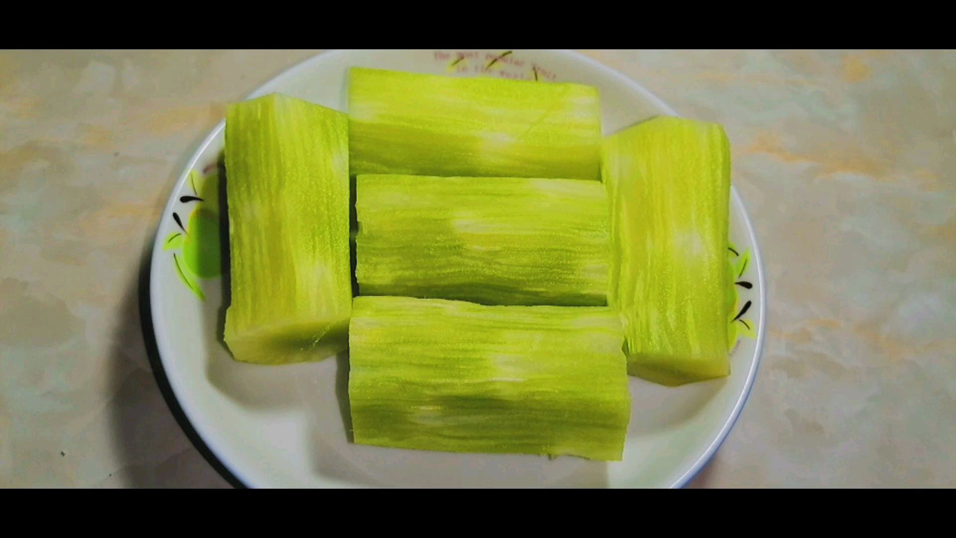 喜欢吃素就过来看一看,莴笋这样做既好吃又补钙,特别下饭