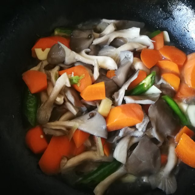 胡萝卜炒平菇,微辣咸鲜,营养又下饭