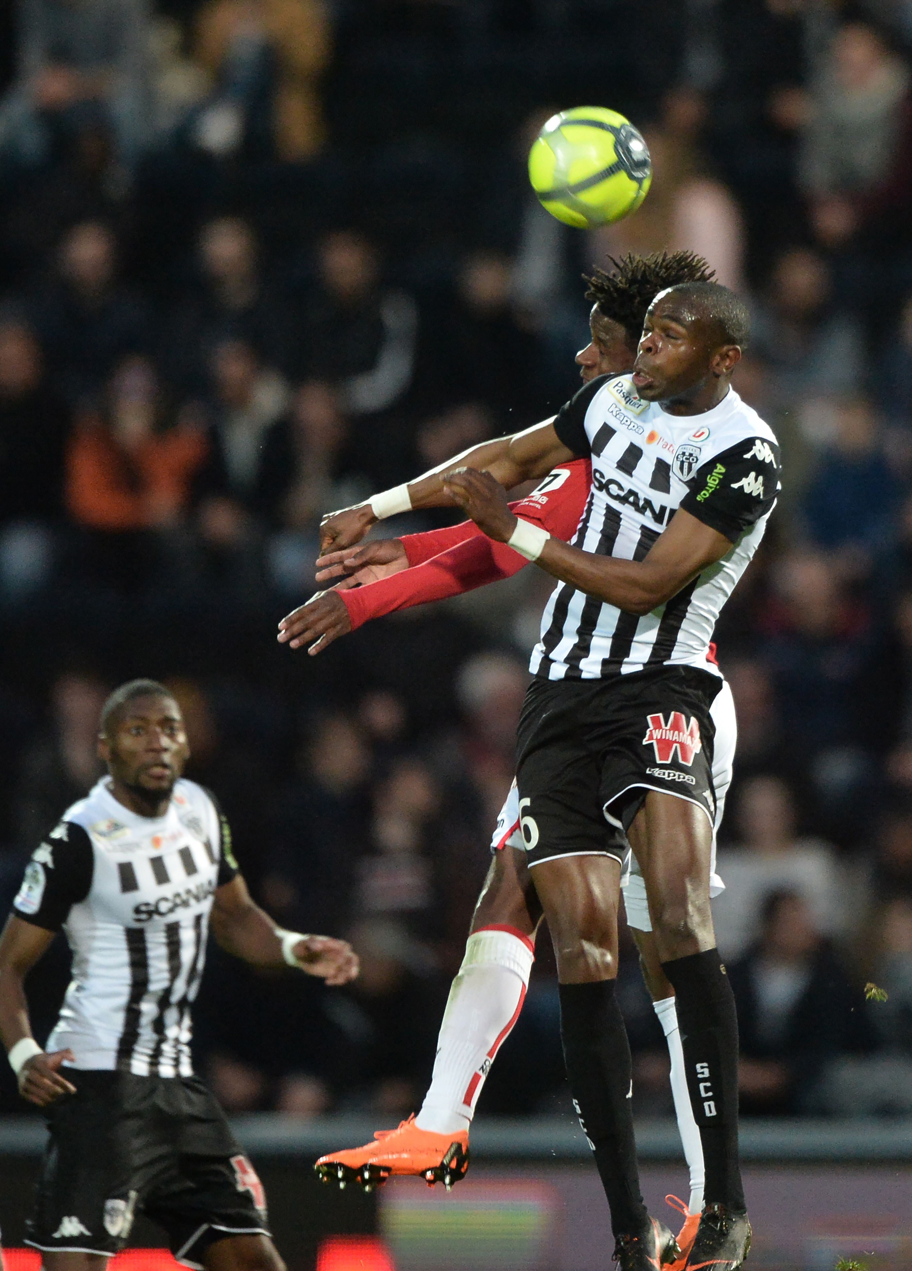 足球——法甲联赛:昂热平尼斯(1)