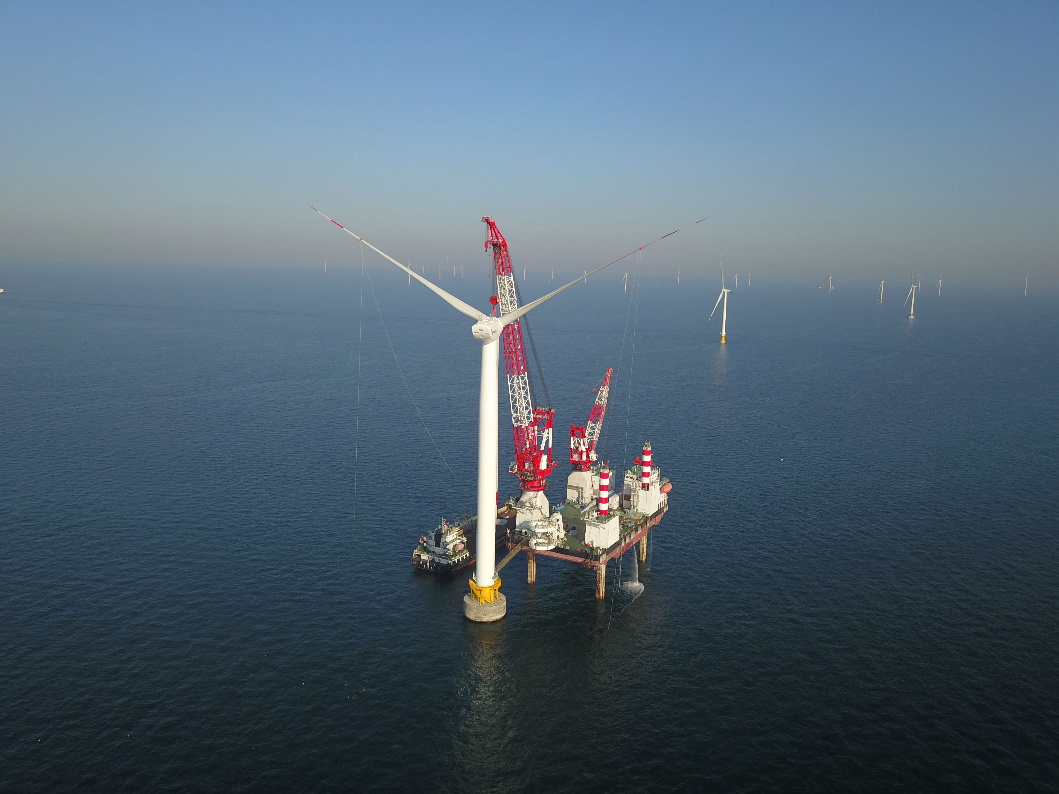 中国北方首个海上风电场——三峡集团辽宁庄河项目规模化并网发电