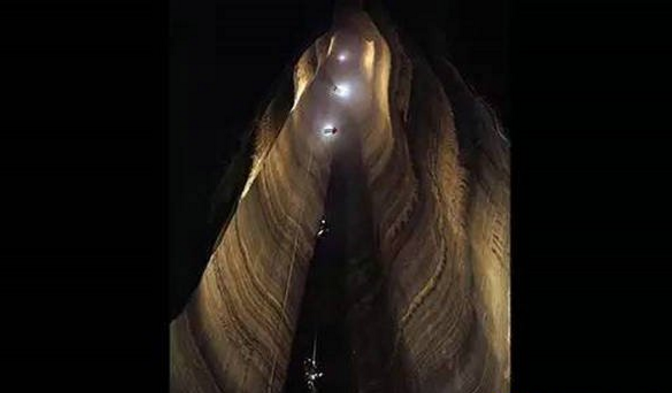 "魔鬼游泳池"号称是世界上最危险的游泳池,它位于110米高的维多利亚