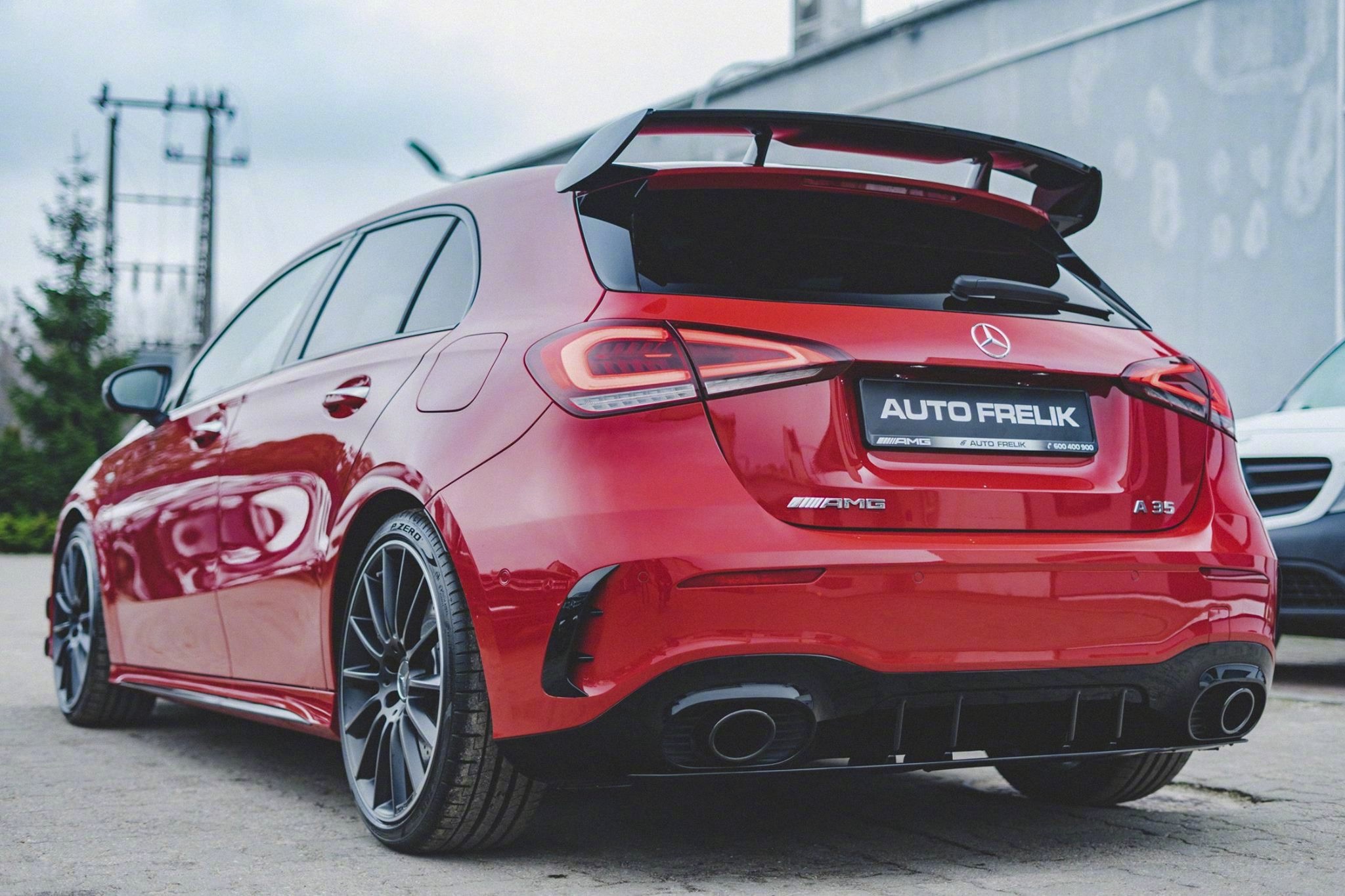 新奔驰a35深红的外观