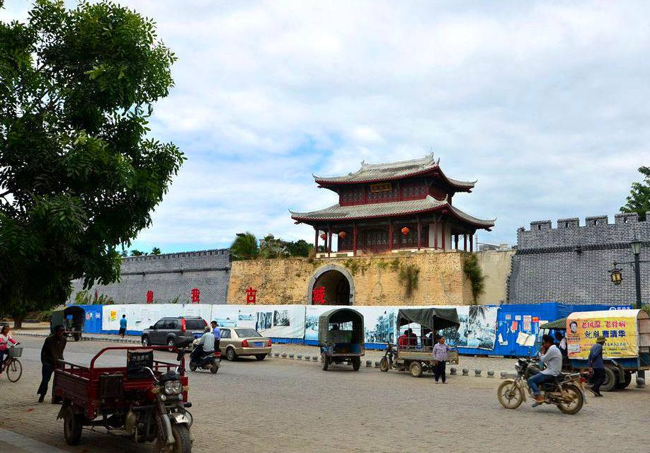 很难相信这是有过辉煌历史崖州古城,地上垃圾遍布,东一堆西一堆