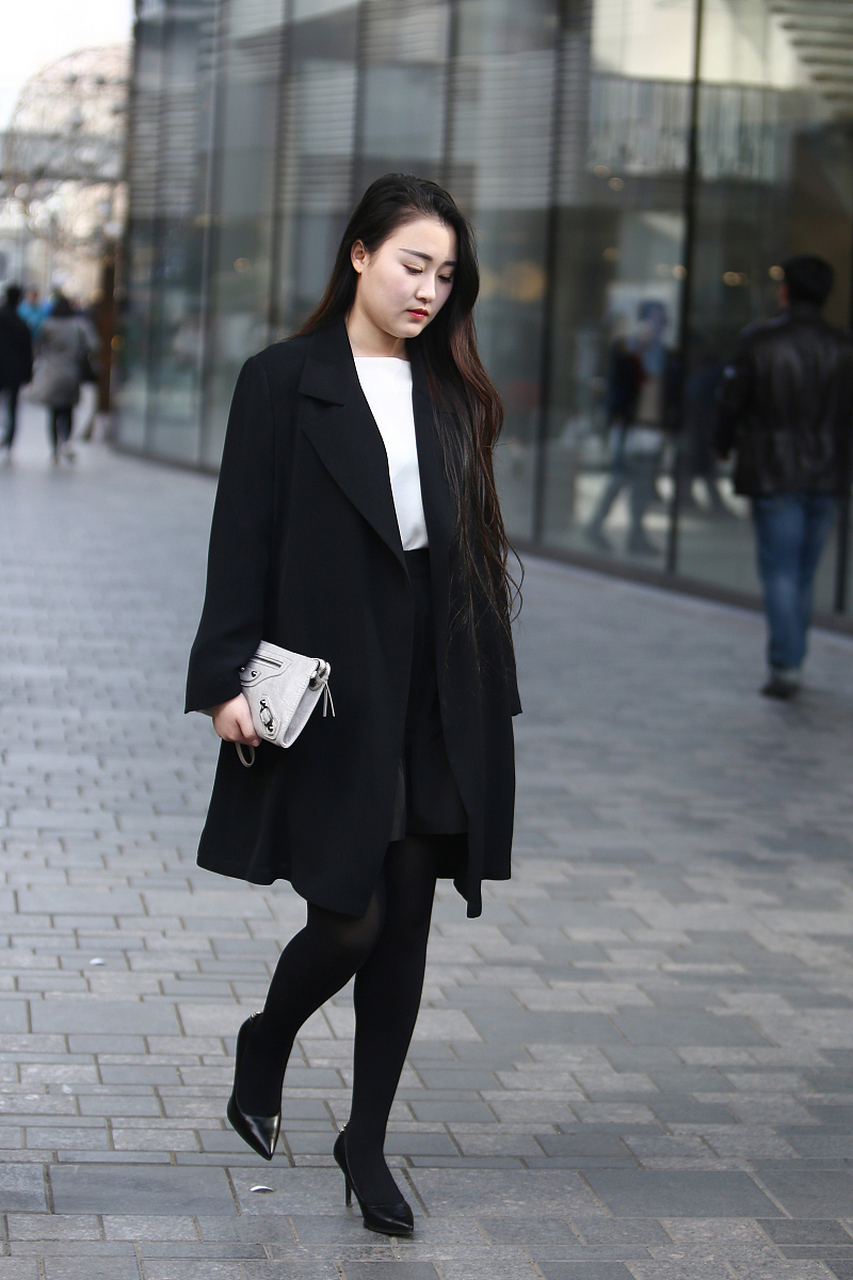 白色长袖黑色短裙搭配黑色丝袜  白色长袖和黑色短裙的搭配是一种经典