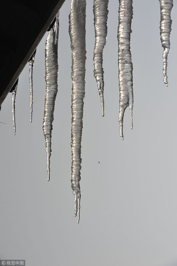 江苏淮安洪泽湖持续低温 湖边建筑屋檐下挂起冰凌