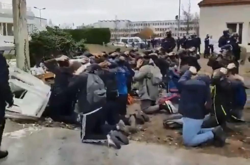 法国百余中学生闹事遭逮捕:双手抱头排排跪好(图)