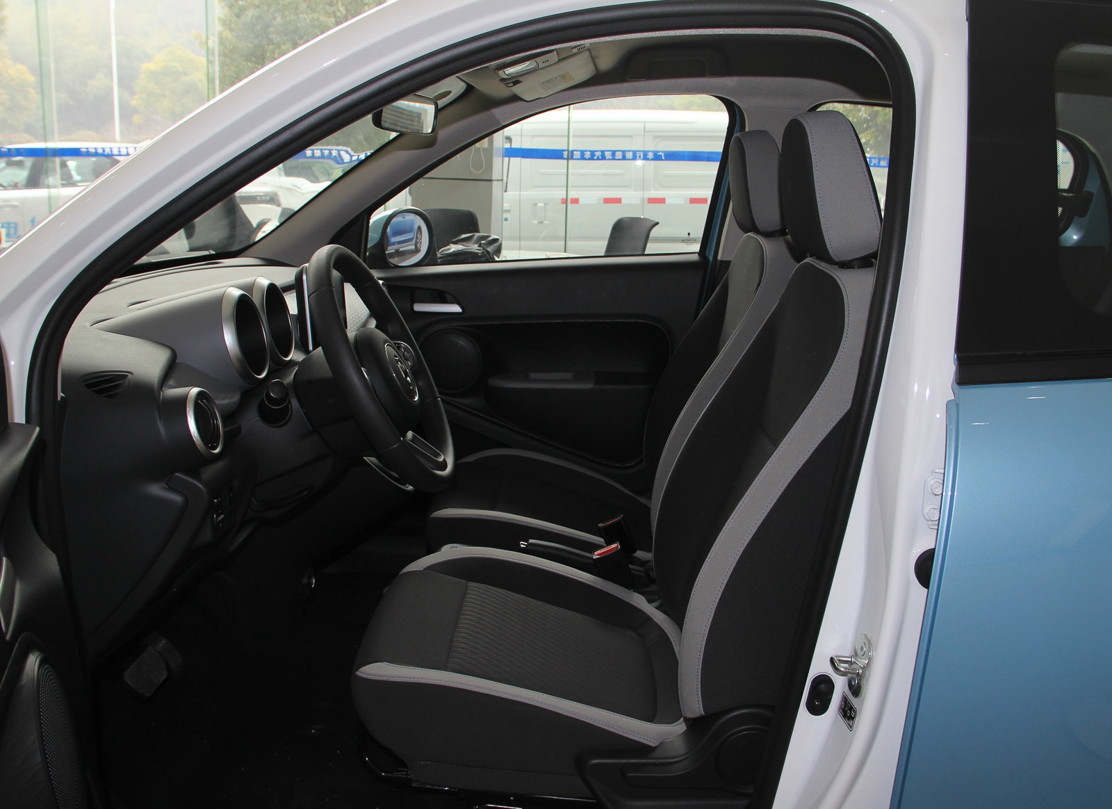 欧拉r1这款颜值很高,设计风格也非常不错,开出去回头率很高