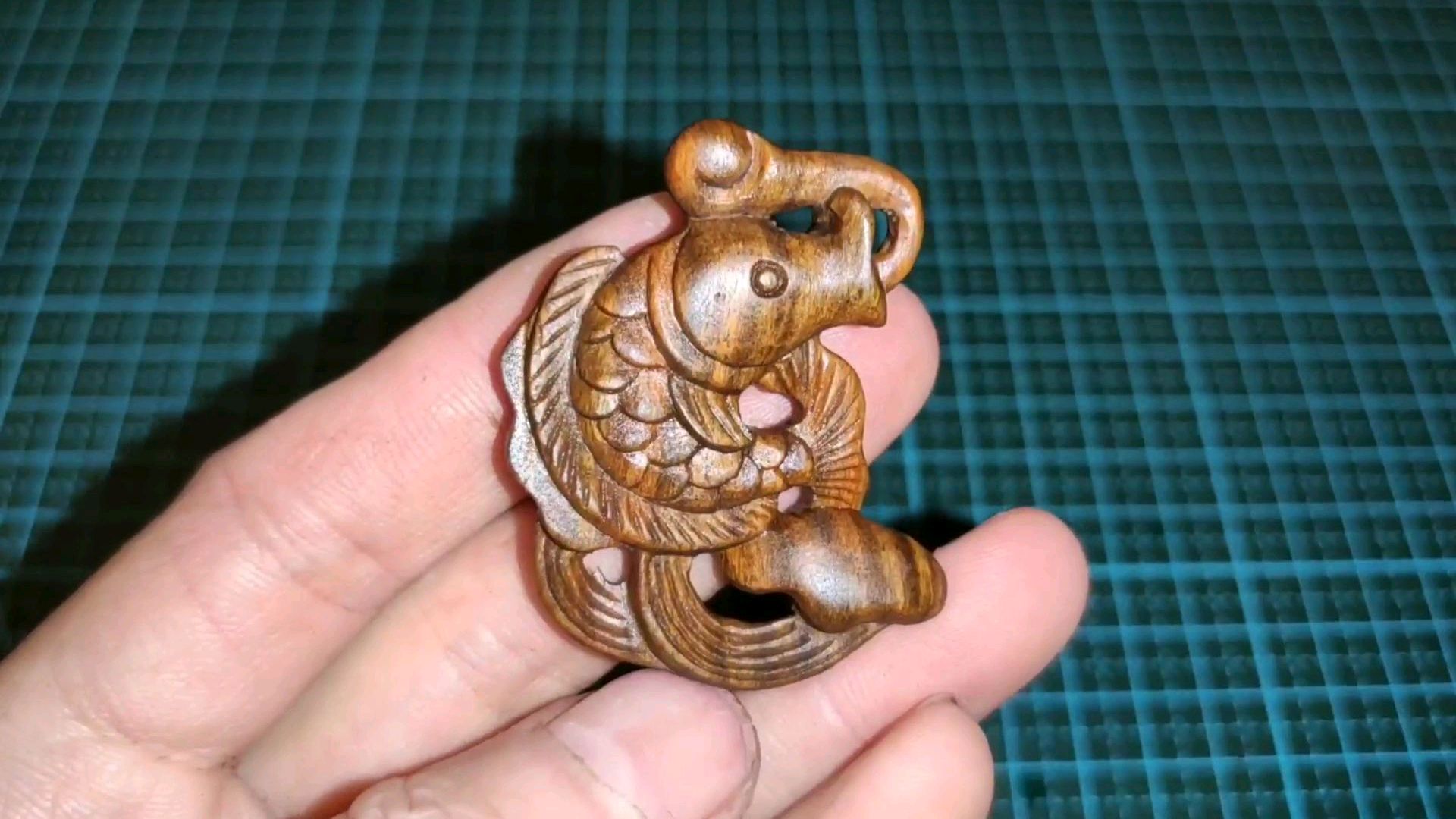 木雕鲤鱼吊坠,绿檀木手工雕刻