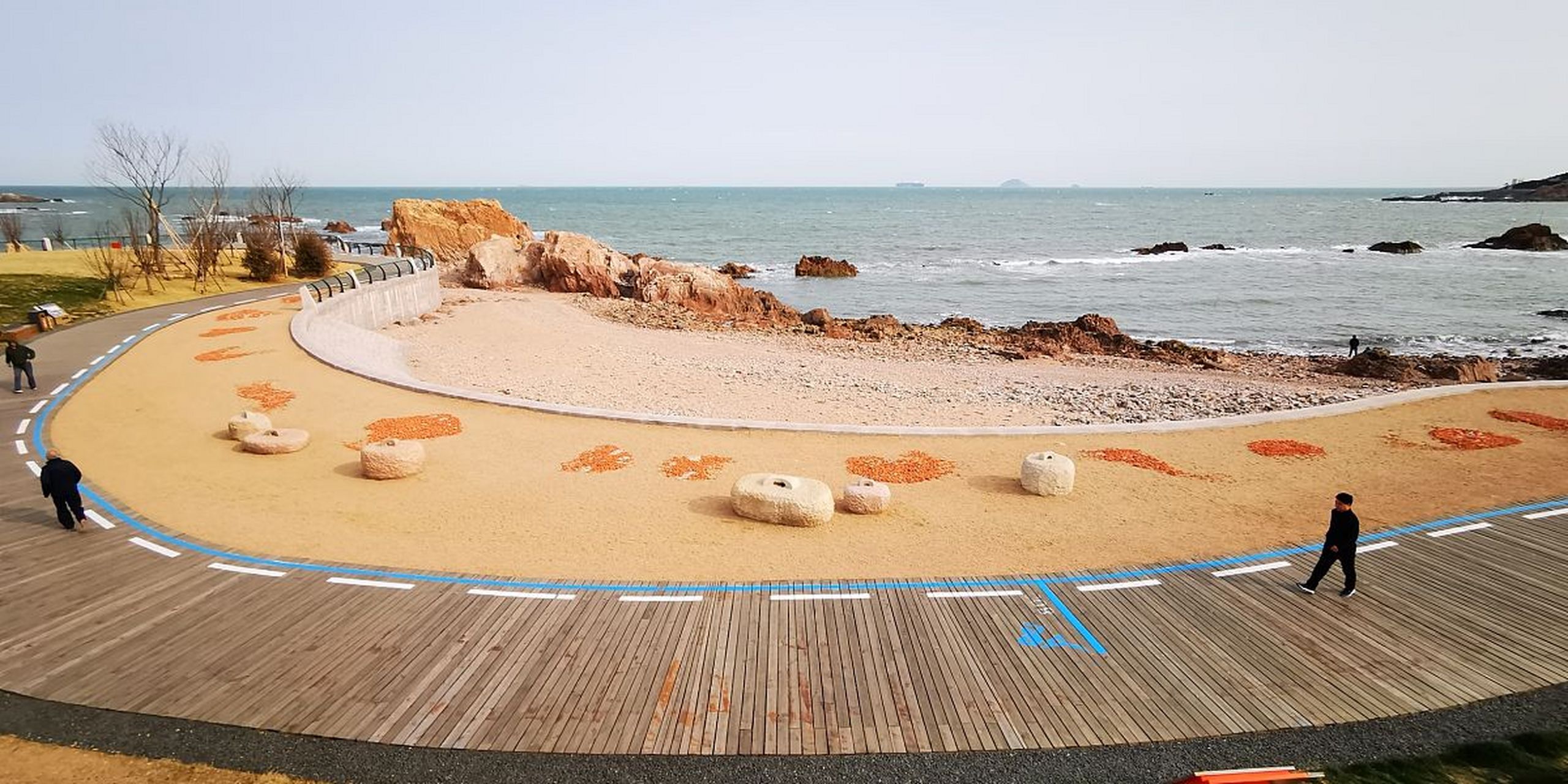 大沙湾游乐园是优质的天然海水浴场,位于连岛中部,直面黄海,水天相接.