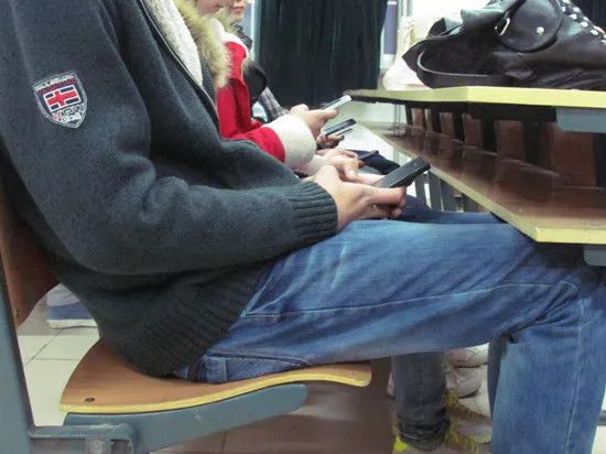 中小学生沉迷玩手机咋办?教育部紧急通知:致全国家长的一封信!