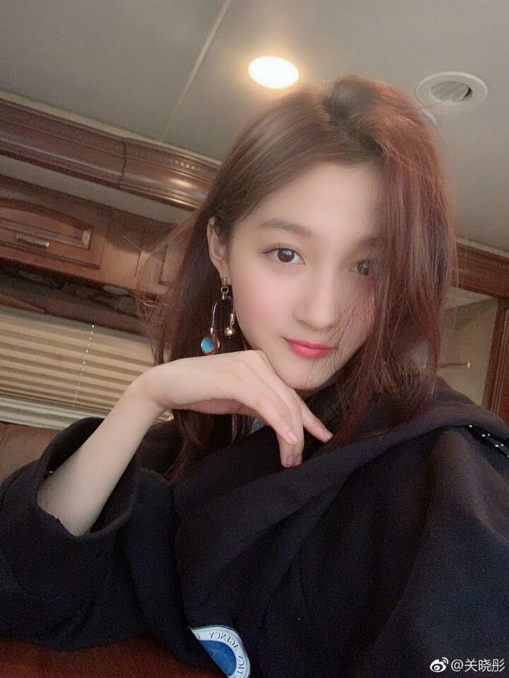 90后小花旦"国民闺女"关晓彤清新写真