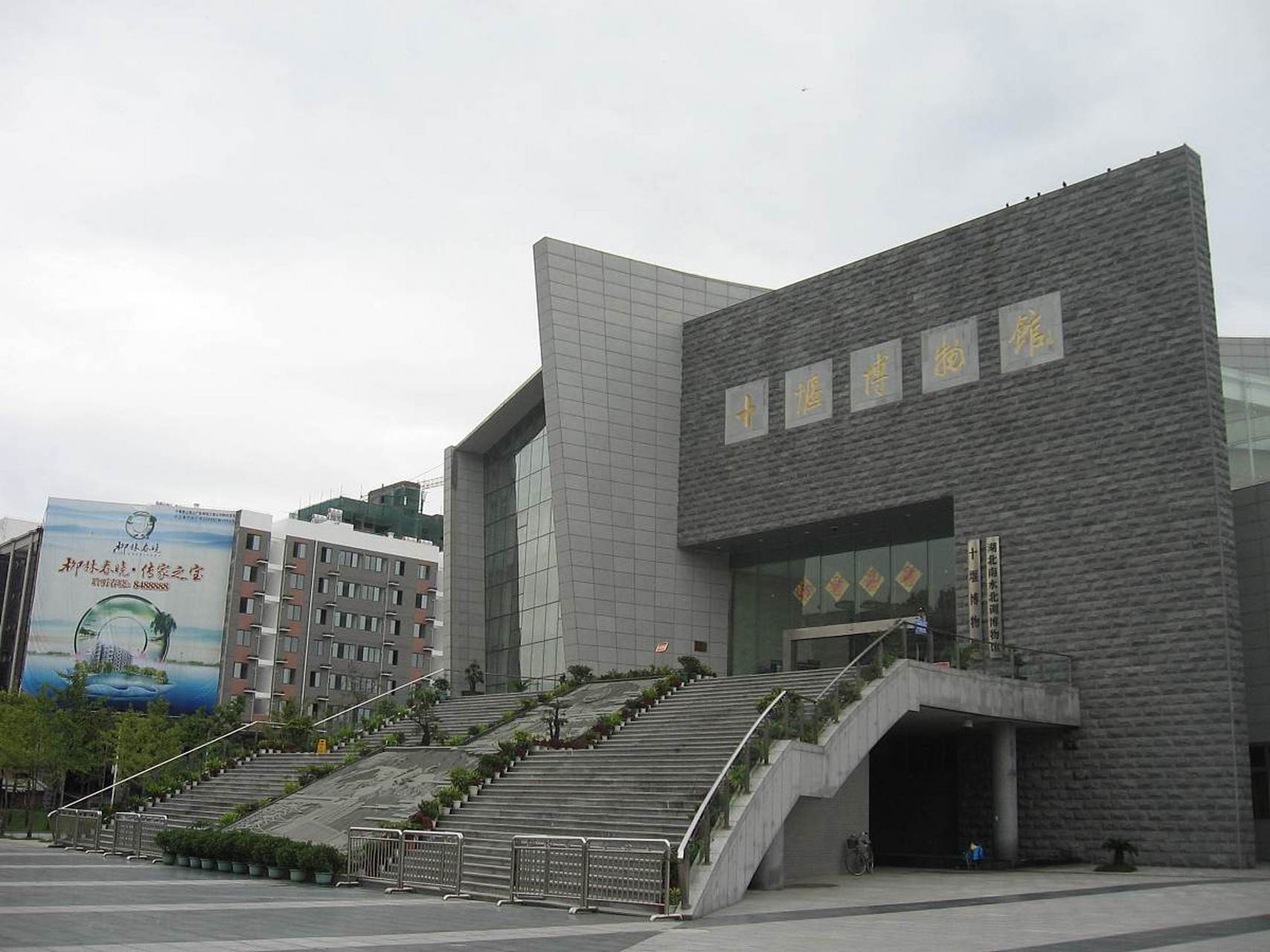 仲夏巡游指南#万州区博物馆,坐落于长江滨岸,与西山公园相邻,是国内
