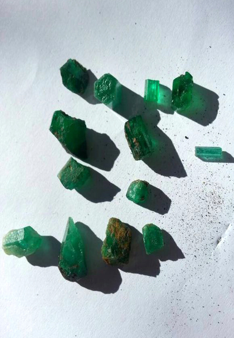 颜色多数偏深绿,测定含有较多的fe元素,cr元素次之.