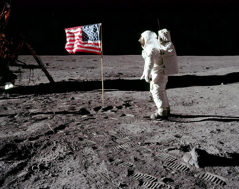 人类第一次登月照片图片