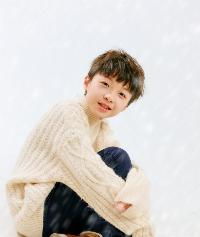 他曾是《三生三世》中的"小夜华",如今已12岁,韩系帅哥一枚!