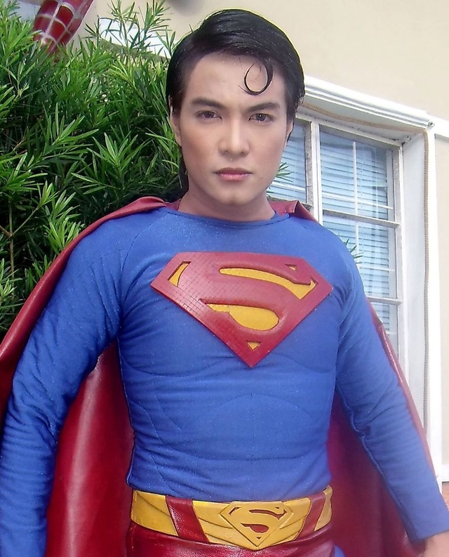 菲律宾男子为变超人接受13次整容手术,网友:这是病得治!