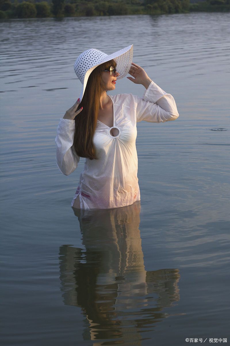 它悠悠地流淌,轻轻地拂过我们的生命,留下或深或浅的印记