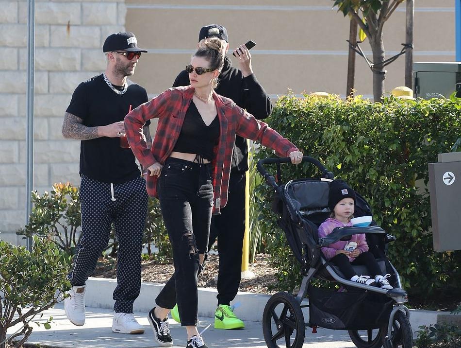 洛杉矶,亚当·莱文( adam levine)和妻子"小南瓜"贝哈蒂·普林斯露