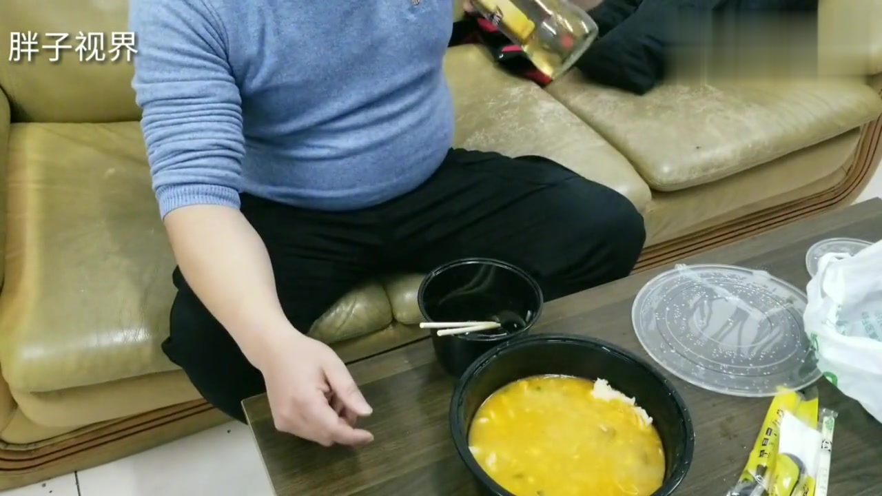 胖子在无锡下班,打包酸汤鱼加一瓶啤酒。据说经常吃能养颜