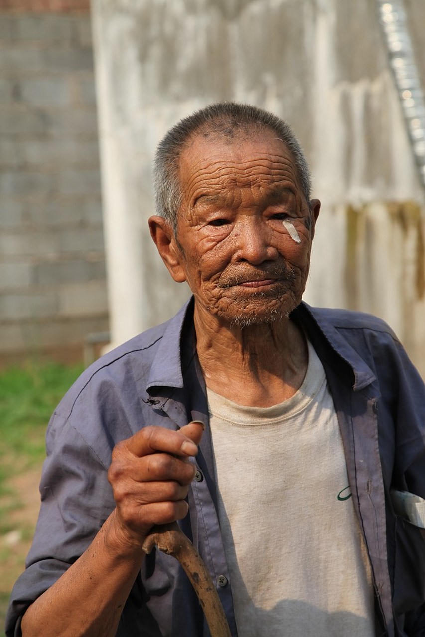 农民到老一身病,农民不容易,上个世纪60年代左右出生的农村人基本上靠