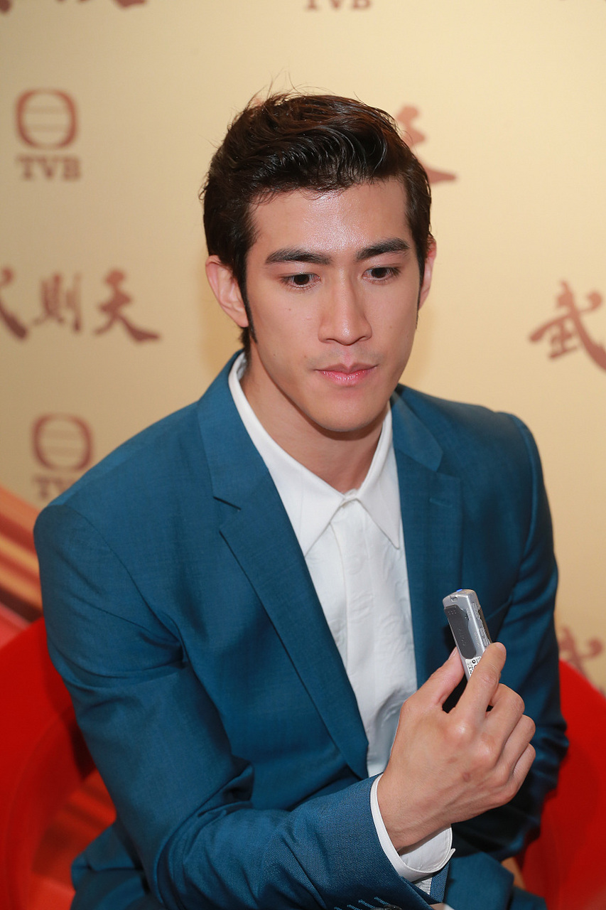 李治廷在香港挺火啊,才拍到带女朋友和妈妈聚餐,这几天又拍到约会靓妹