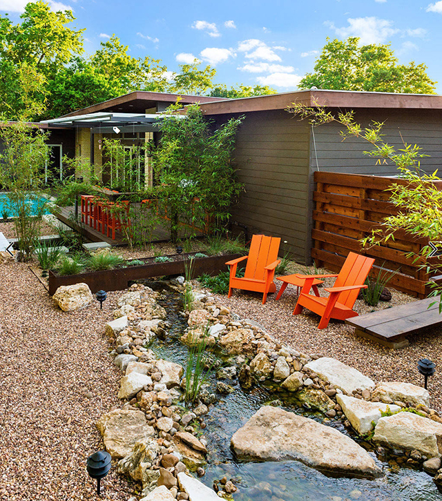 防雨防晒庭院:以多色碎石和防腐木塑造地面的低造价竹子花园