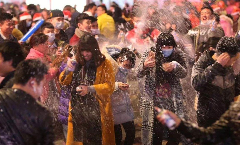 曾经占道狂欢的衡阳解放路,交通瘫痪,今年的平安夜又是怎样的