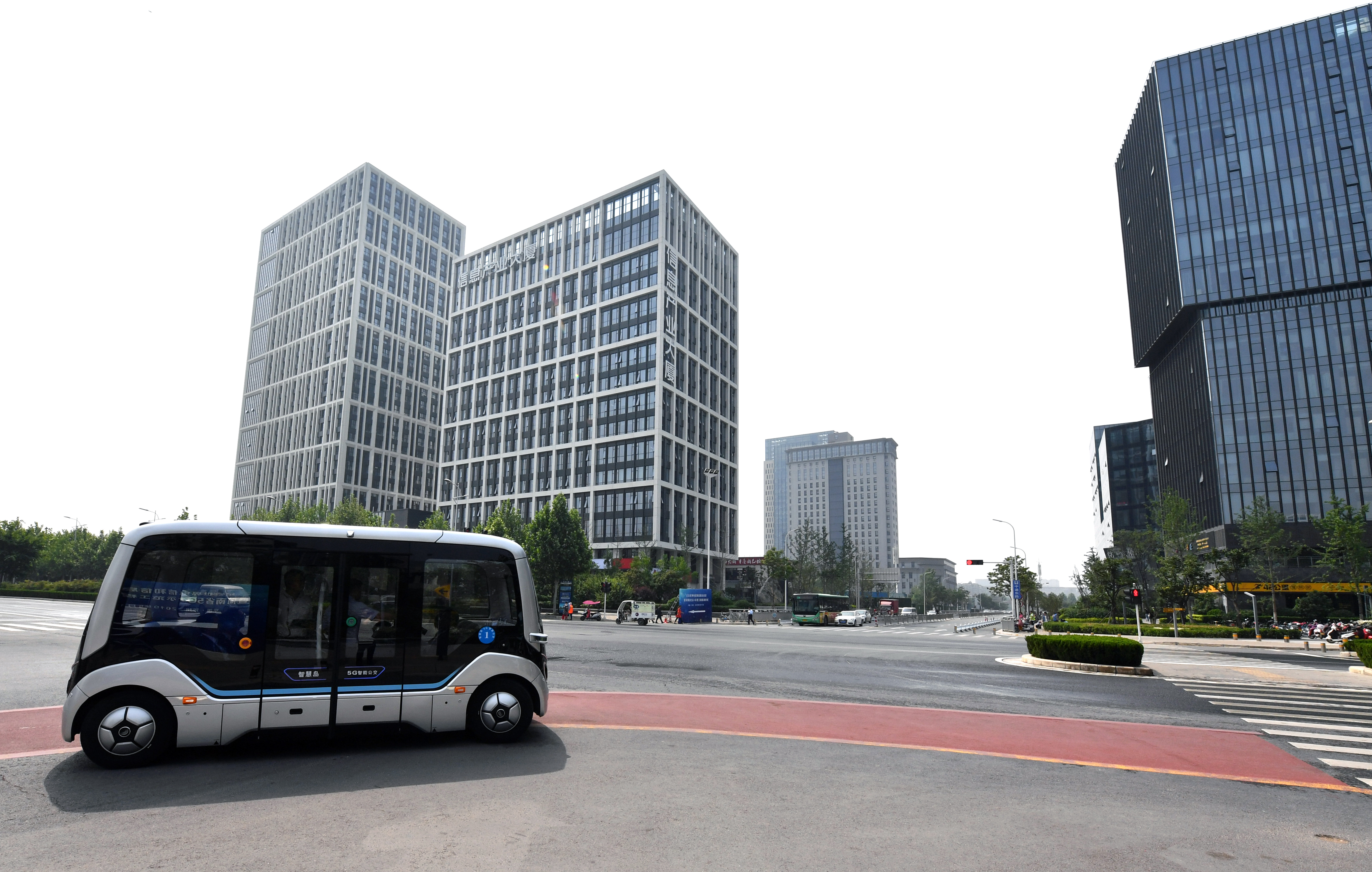 郑州:智慧岛5g智能公交项目在公开道路试运行(4)