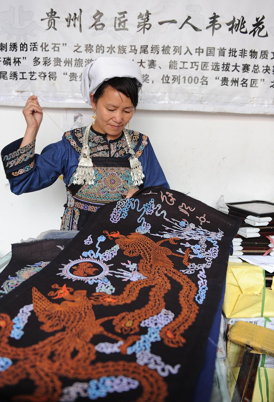 其起源可以追溯到唐朝贞观年间,当时苗族首领谢元琛身穿以蜡染刺绣法