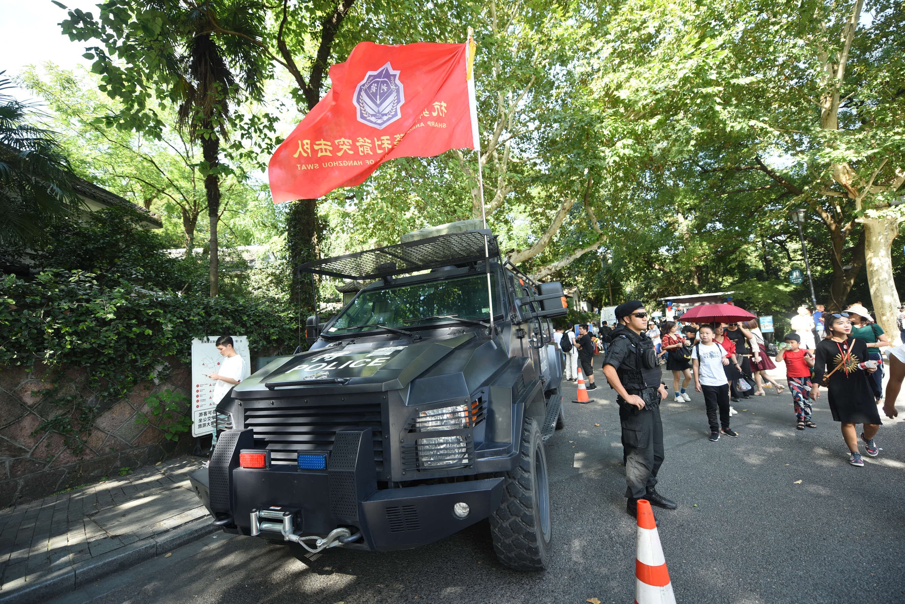 杭州特警利剑突击队首次亮相西湖景区,威武护卫游客国庆安全旅游
