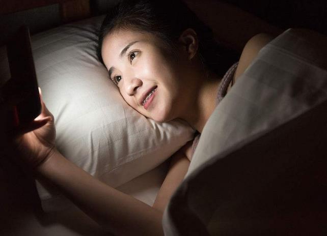 晚上躺着看手机,最后会怎么样?这4个变化,看看你出现了吗