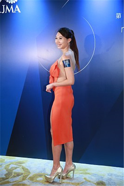 庄端儿着抹胸高叉裙秀妖娆"s"曲线,露玉背身姿曼妙显女人味