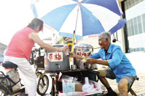 72岁老人摆摊卖酸梅汤:能自力不想依赖儿女