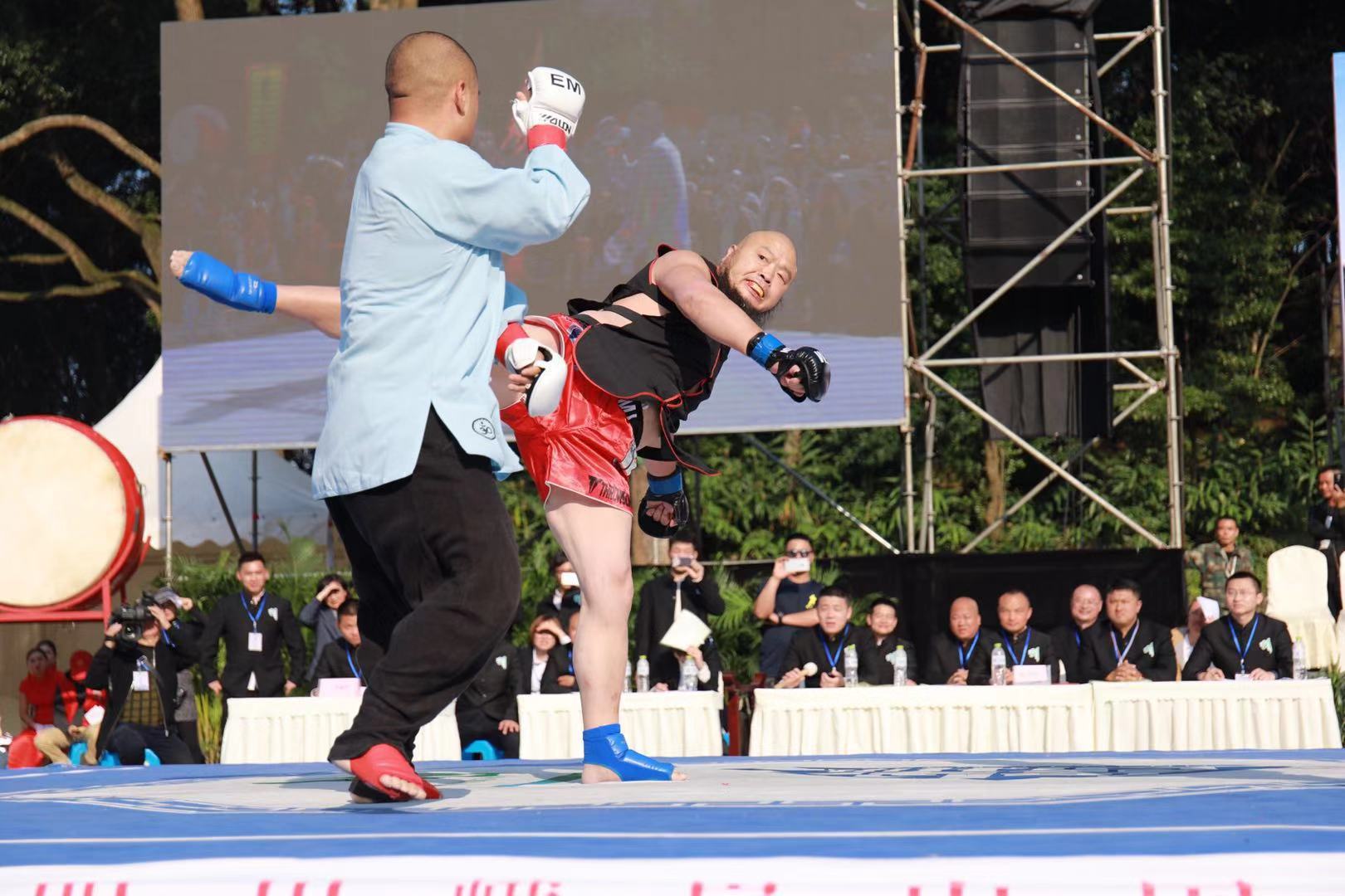 太极大师雷雷承认太极只适合健身,不适合打斗!网友:是条汉子!