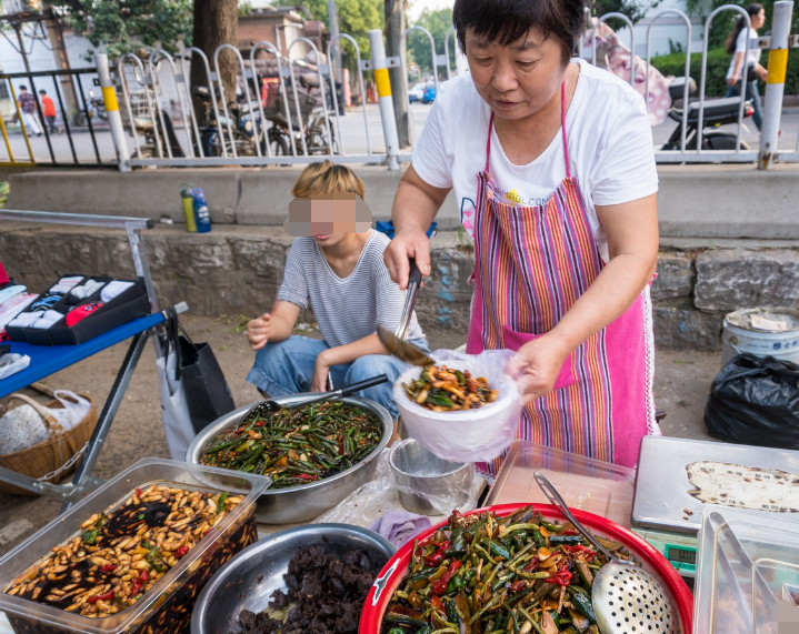 大妈摆摊卖酱菜9元1斤,对面肉铺:肉一样的价格,比肉还抢手