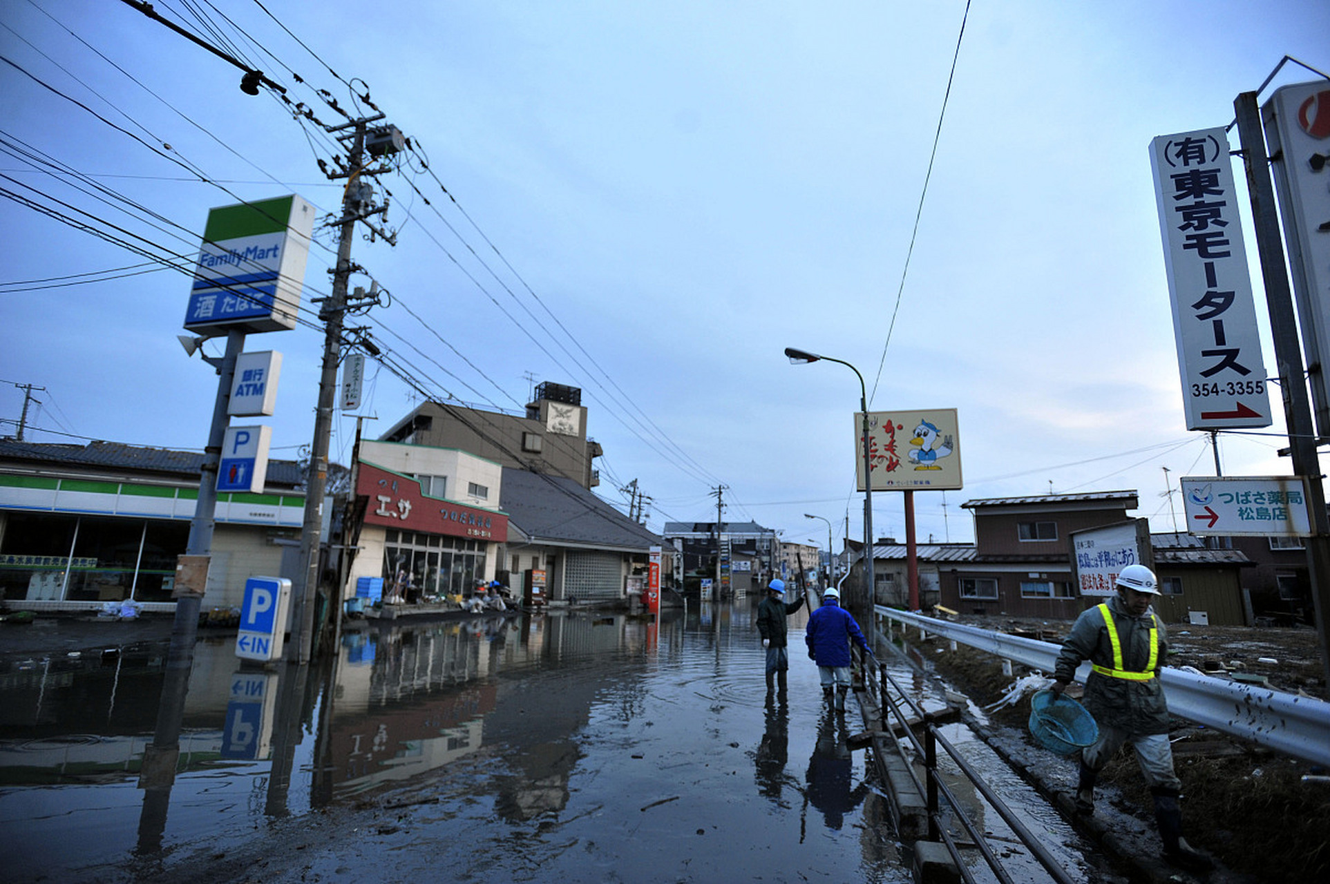 眼见海浪滔天,桥本先生立刻紧紧拉住夫人,往避难所跑去.