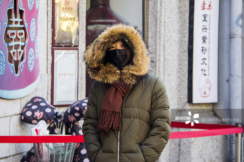 2018年12月7日,大雪节气的北京,寒风凛冽,路人穿着厚厚的冬装御寒.