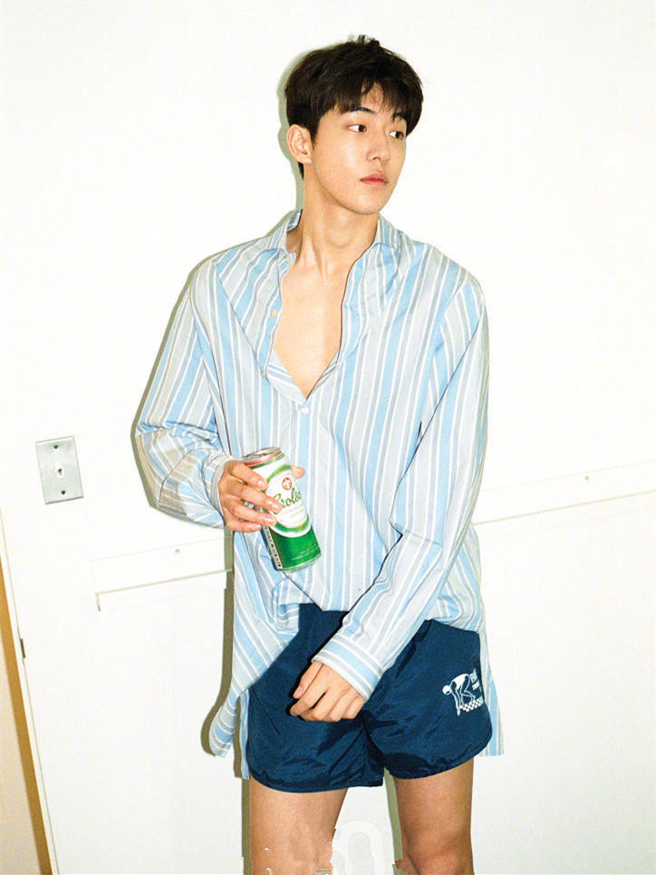 南柱赫衬衫演绎复古造型,短裤配长袜,这时尚看不懂!