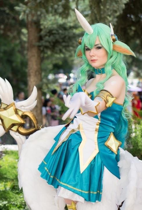 索拉卡cos,网友:星妈,你还是去打ad吧!你回血能力很弱啊!