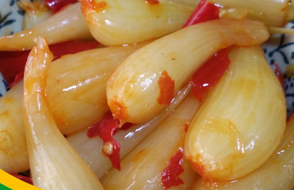 腌藠头 藠头用肉炒起来也挺好吃,但是绝对没有腌过的清脆爽口,藠头