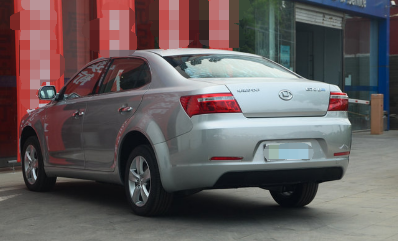 华泰iev230前排乘坐空间感觉还是很不错的,空间大,同级别相比大得多