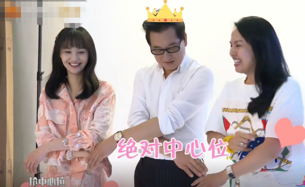 郑爽和老爸拍摄海报花絮,一家人都是高颜值,爽妈调侃爽爸抢c位