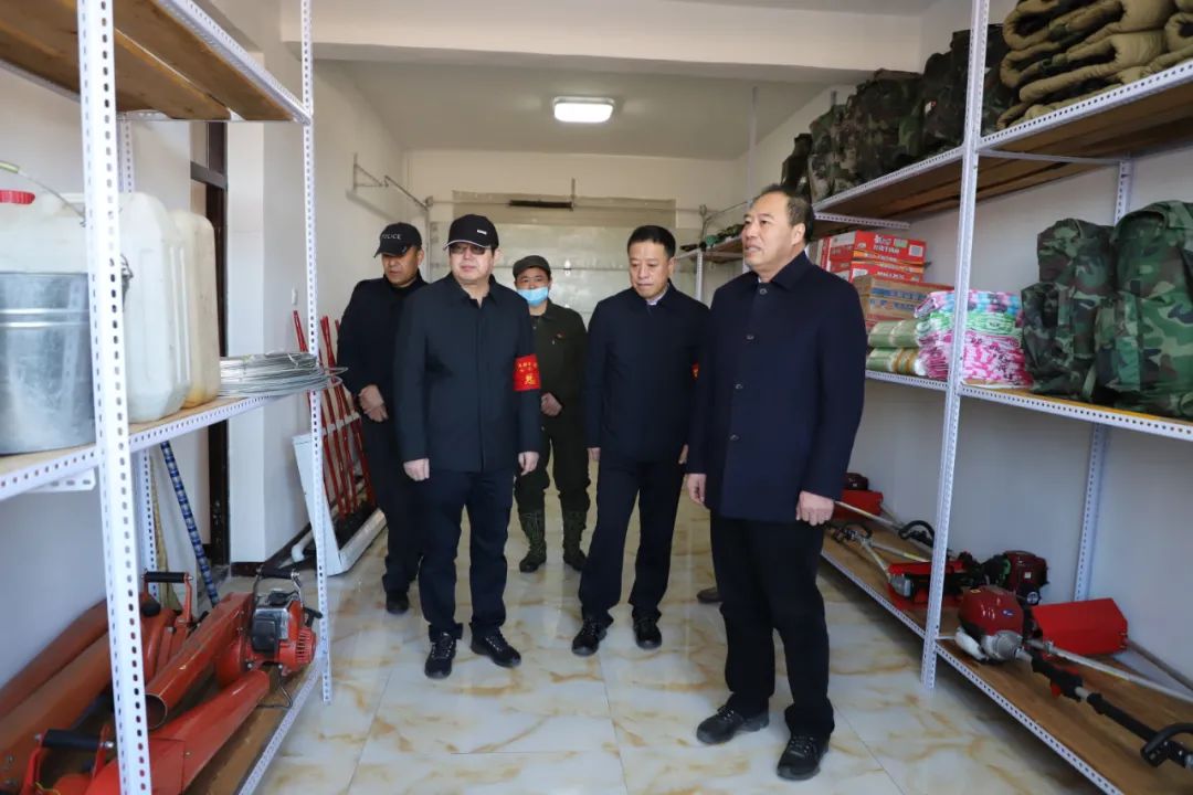 陈佰山在库都尔林业局检查指导森林防灭火工作